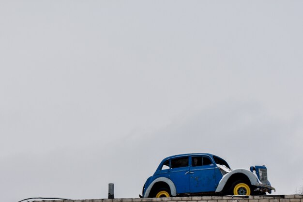 Carro retro contra o céu