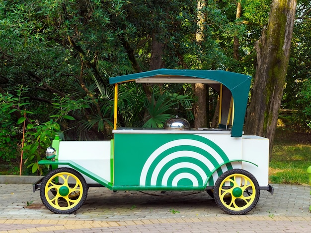 Carro retrô de quiosque vendendo milho cozido no parque