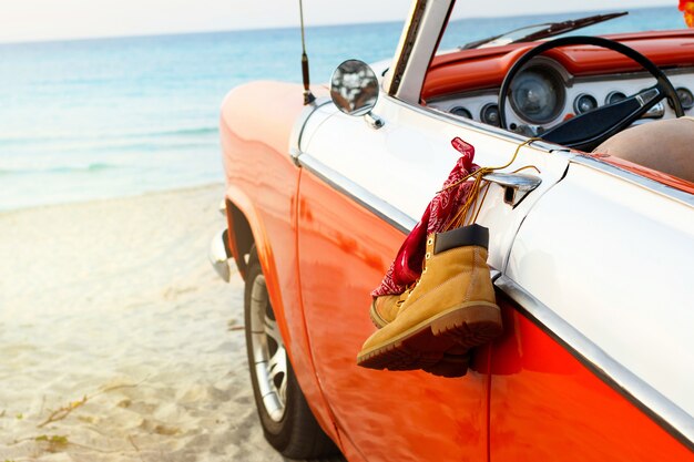 Foto carro retrô na praia