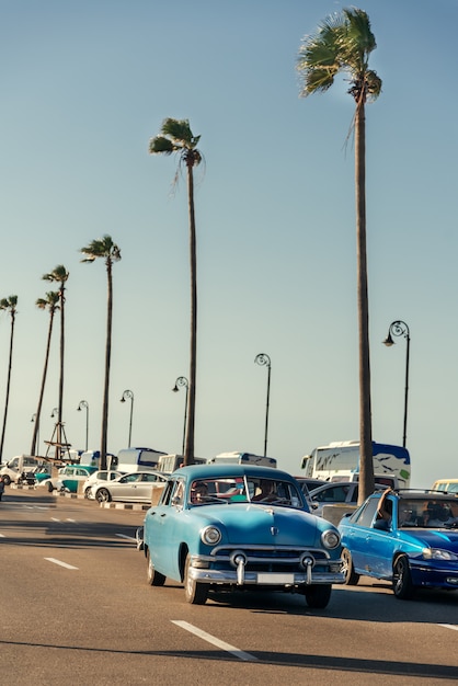 Carro retrô nas ruas de havana