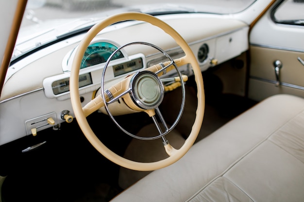 Carro retrô, relógio de volante vintage, de madeira.