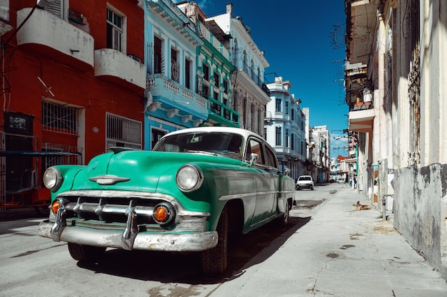 Carro retrô verde estacionado na rua de Havana Cuba
