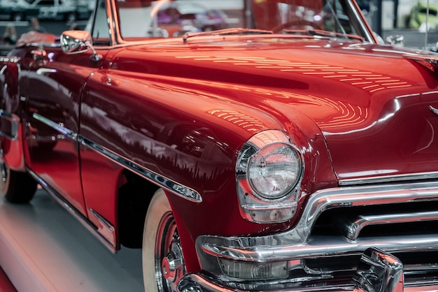 Carro retrô vermelho cereja na exposição de veículos