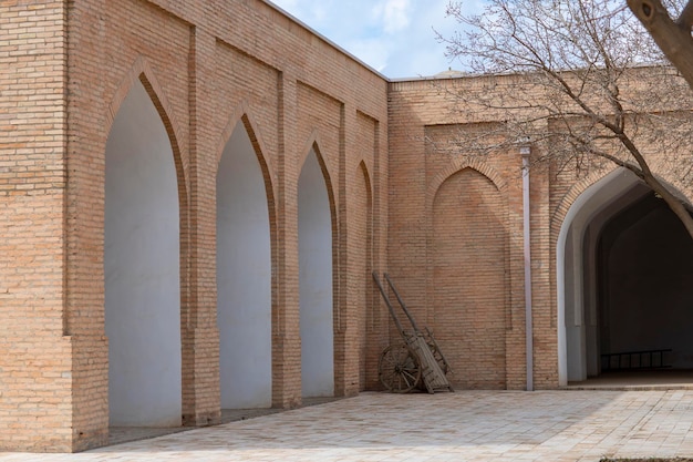 Foto carro de ruedas de madera en uzbekistán