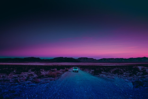 Carro se movendo em estrada de terra durante o anoitecer