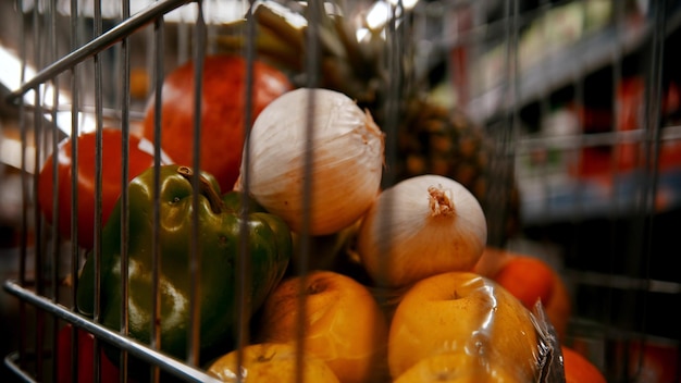 Carro de supermercado en el supermercado comprando diferentes verduras