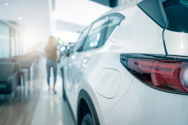 Carro SUV branco com luz de cauda fechada estacionado na sala de exposições de luxo Escritório de concessionárias de automóveis Vista traseira carro novo