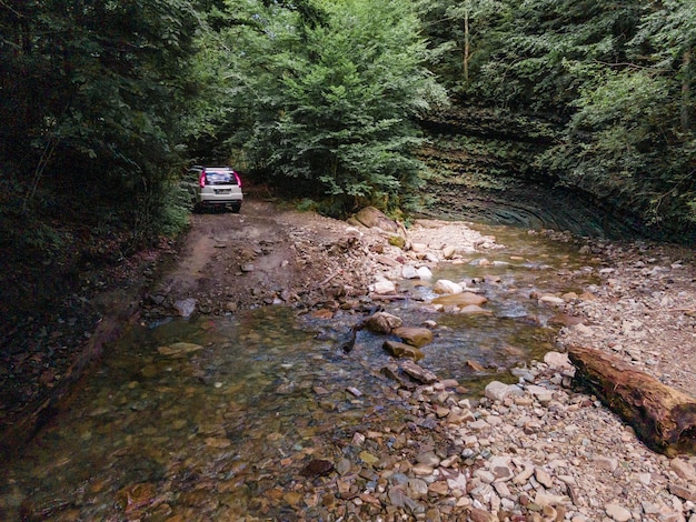 Carro SUV fora da estrada. canyon nas montanhas dos Cárpatos. copie o espaço