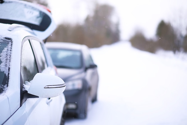 Carro Suv moderno fica na beira da estrada da estrada de inverno. Viagem em família ao conceito de estância de esqui. Aventura de férias de inverno ou primavera. carro na estrada de neve de inverno nas montanhas