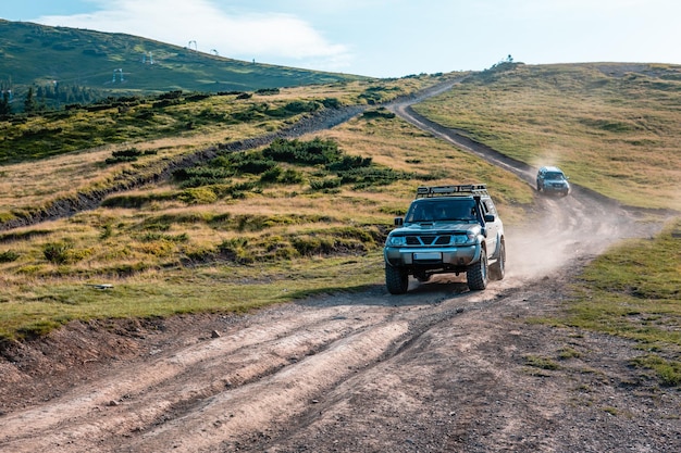 Carro suv no topo da cordilheira dos cárpatos da ucrânia