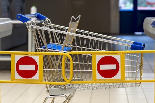 Carro en la tienda. señal de stop. Concepto de prohibición, fin del comercio. Tiendas cerradas. Barrera de la tienda