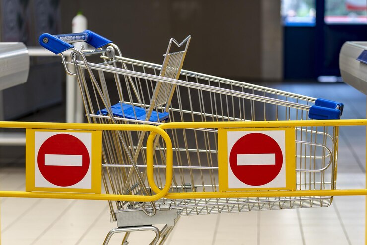 Carro en la tienda. señal de stop. Concepto de prohibición, fin del comercio. Tiendas cerradas. Barrera de la tienda