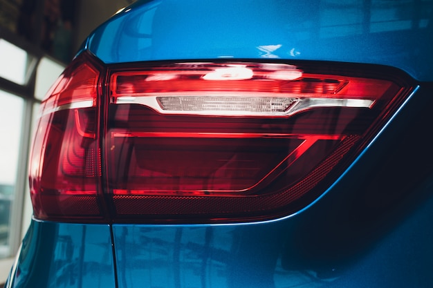 Foto carro traseiro auto em detalhes luz de fundo cauda luz lâmpada.