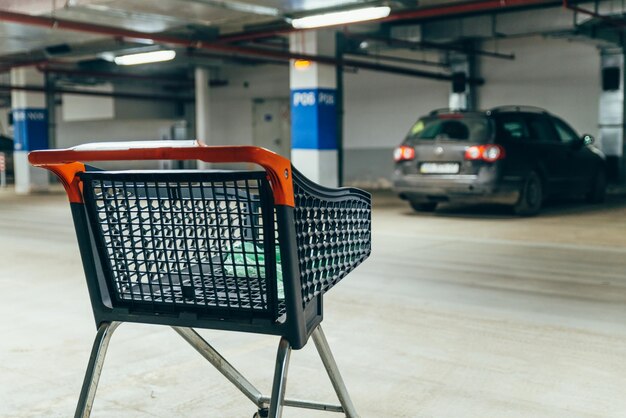 Carro vacío en el estacionamiento subterráneo. concepto de compras. copia espacio
