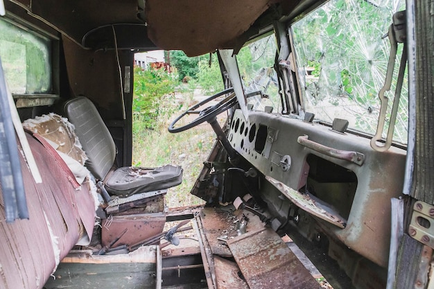 carro velho quebrado por saqueadores em Pripyat Ucrânia