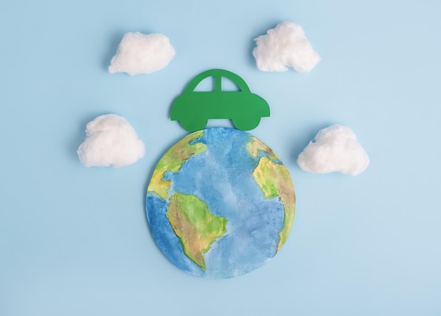 Carro verde e planeta Terra Transportes ecológicos Conceito de ecologia