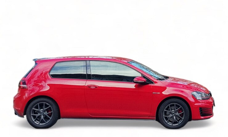 Foto carro vermelho de passageiros em um corpo hatchback isolado em um fundo branco vista lateral