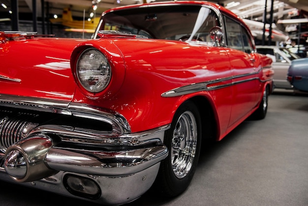 Carro vermelho elegante da coleção retrô em exposição de veículos