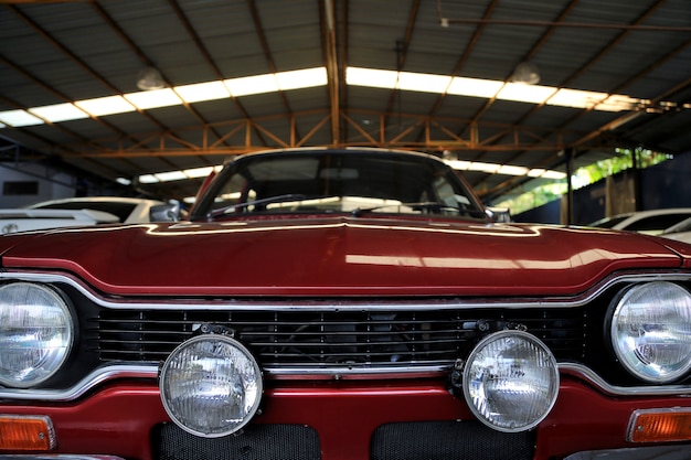 Carro vermelho na garagem para imagens de fundo desfocado