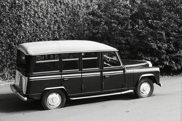 Carro vintage de estilo retro preto do século passado limusine veículo tradicional antigo