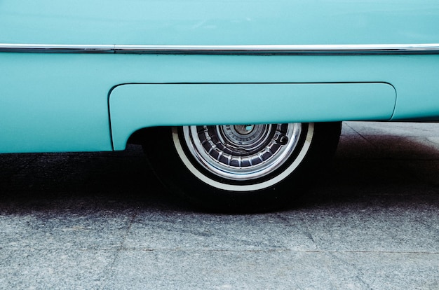 Carro vintage estacionado na estrada