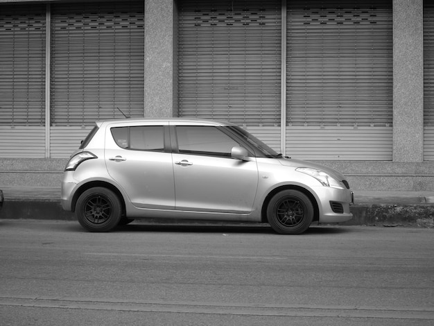 Foto carro vintage estacionado na rua da cidade