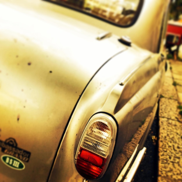 Foto carro vintage estacionado na rua.