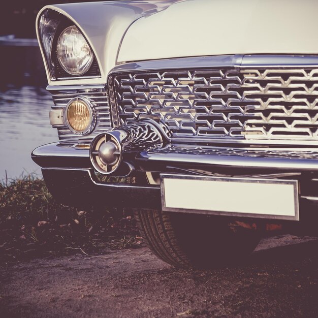 Foto carro vintage na estrada ao lado do lago