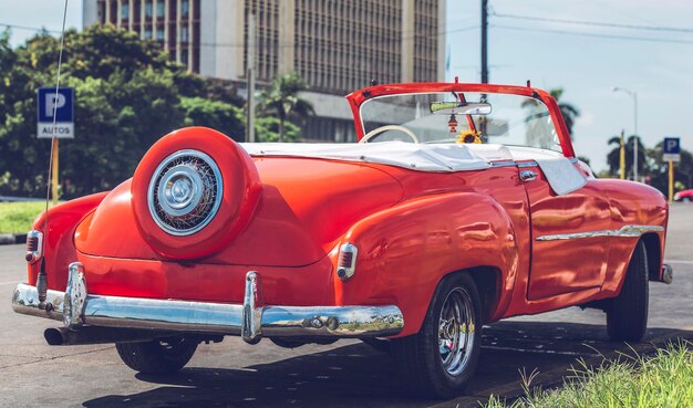 Foto carro vintage na estrada da cidade