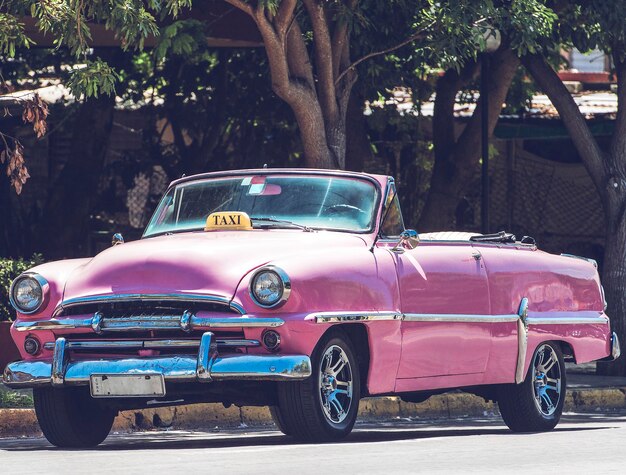 Foto carro vintage na estrada da cidade