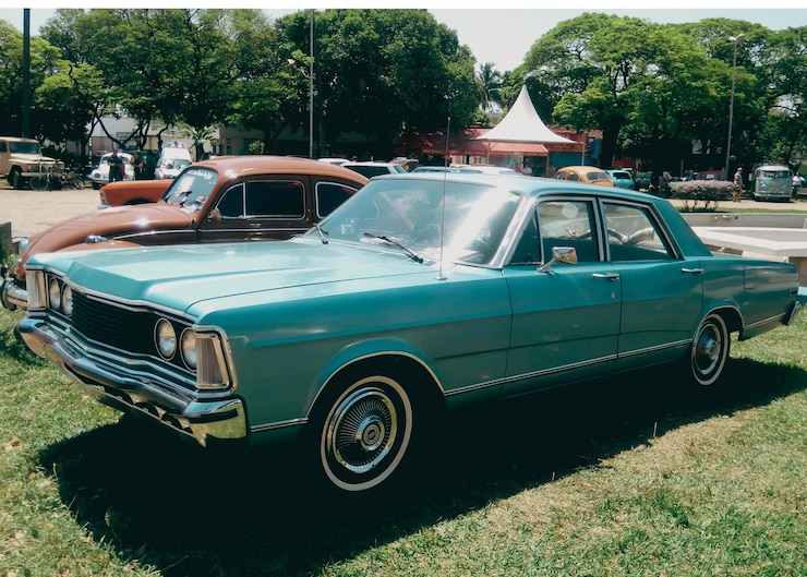 Foto carro vintage na estrada