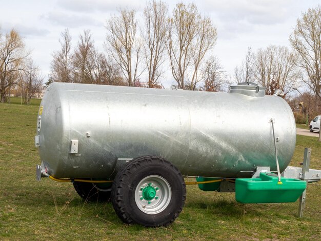 Foto carro vintage no campo.