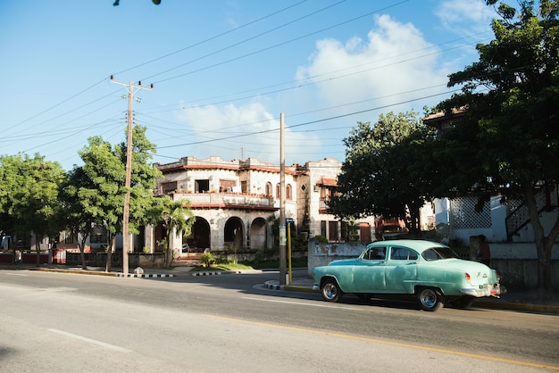 Carro vintage retro clássico na velha havana cuba