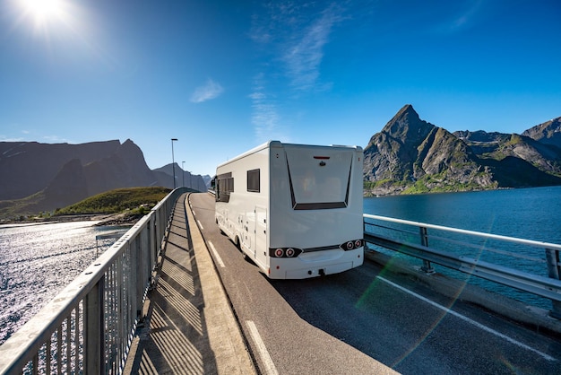 Carro VR Caravan viaja na rodovia. Turismo de férias e viagens. Bela natureza paisagem natural da Noruega.