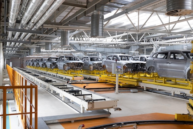 Las carrocerías de automóviles están en la fábrica de la línea de montaje para la producción de automóviles industria automotriz moderna