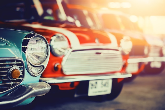 Carros antigos clássicos com coloridos, fotos de estilo retrô efeito vintage.