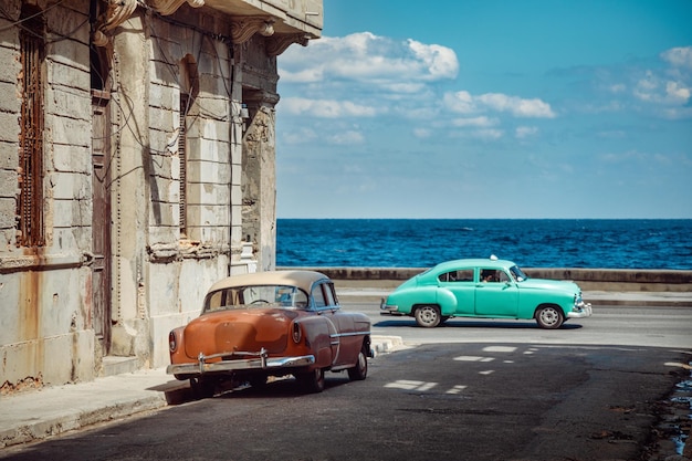 Carros antigos nas ruas de Havana Cuba