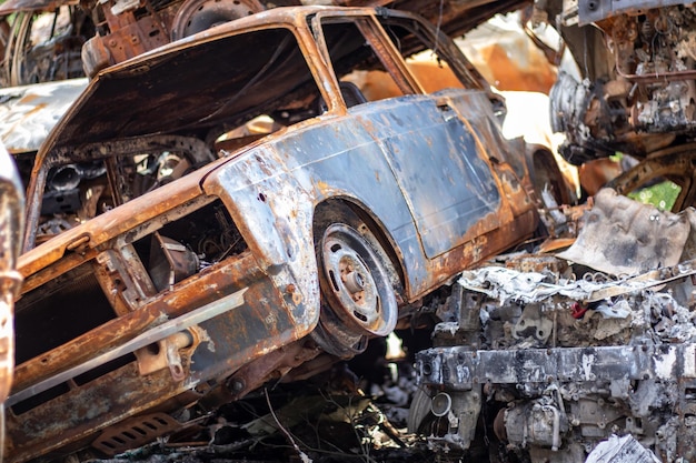 Carros após o incêndio Peças de ferro de um carro queimado Carros queimados abandonados ao lado de uma calma