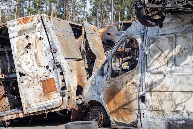 Carros após o incêndio Peças de ferro de um carro queimado Carros queimados abandonados ao lado de uma calma