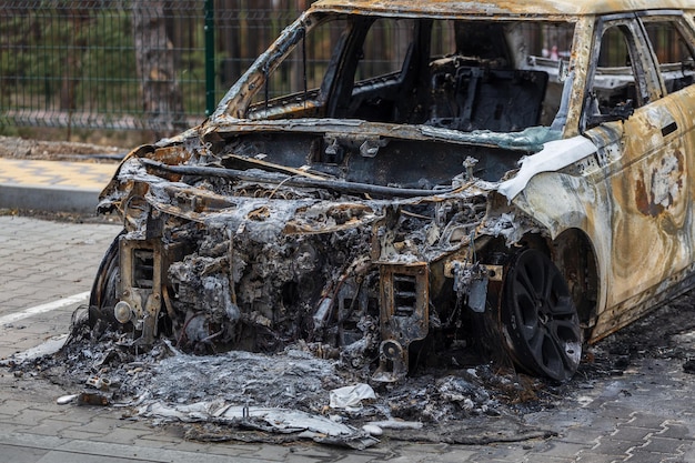 Carros atirados nas ruas das cidades de Irpin da Ucrânia após a ocupação russa Irpin hostomel