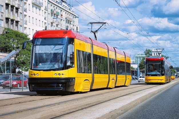 Carros en la carretera en el centro de la ciudad de Varsovia en Polonia.