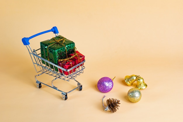 Foto los carros de los centros comerciales condensan cajas de regalo para los clientes que vienen a comprar en ocasiones especiales como navidad.