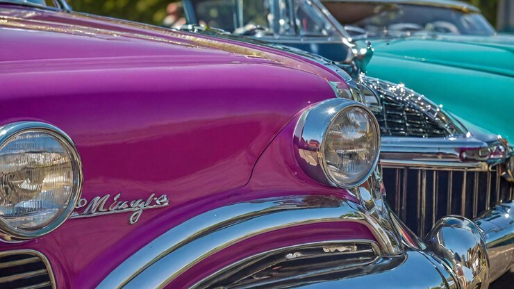 Foto carros clássicos em fila num espectáculo