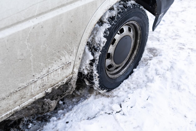 Carros cobertos de neve. rodas de carro na neve