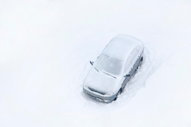 Carros cobertos de neve vista de cima