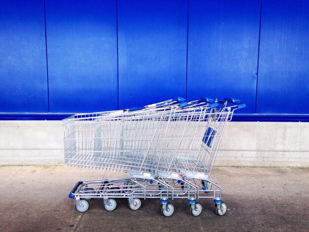 Carros de compras contra la pared azul