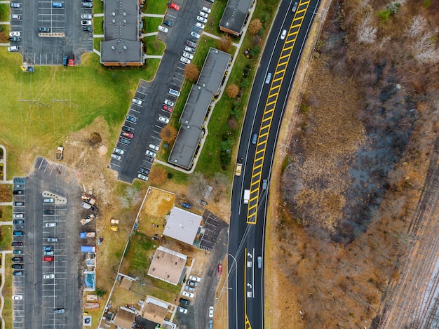 Foto carros da altura. vista aérea, de, a, estrada, e, árvores, e, casas