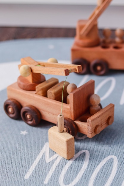 Foto carros de bebê de madeira retrô no interior da sala de berçário