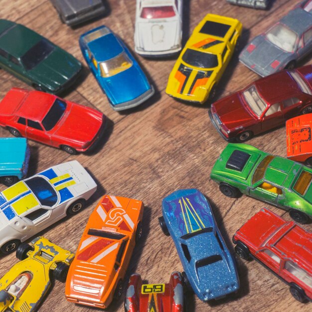 Foto carros de brinquedo antigos em um fundo de madeira