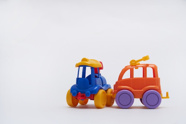 Carros de brinquedo colidiram em um acidente. Bater em uma estrada de brinquedo